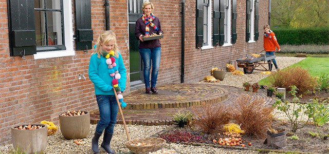 Planting flower bulbs with children: their unforgettable moments of sheer magic
